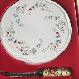 Pfaltzgraff Winterberry Cheese Plat & Knife